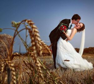 svadbena fotografija, venčanje, snasa, elegantna venčanica, buket cveća, magični trenutak, sreća i ljuba wedding bride. Svadbena fotografija Dejan Nikolić Kruševac Aleksandrovac