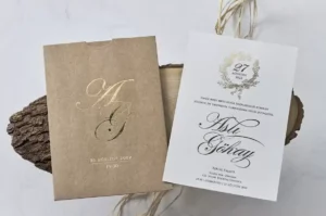 POZIVNICA SA ZLATNIM DETALJIMA I KOVERTOM OD STAROG PAPIRA
