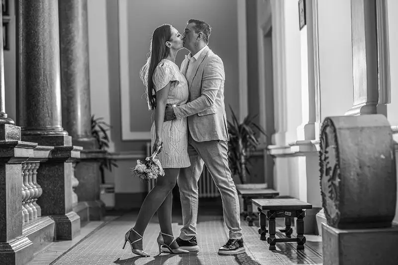 Umetnička crno-bela fotografija venčanja u zgradi Opštine Kruševac, rad studija Foto D&D.